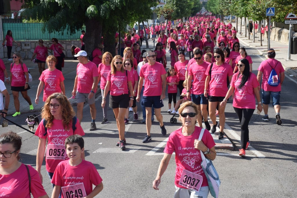 Las calles de la ciudad se tiñeron de rosa, con la celebración ayer de la multitudinaria VIII Marcha Contra el Cáncer. Reunió no solo a vecinos de Trujillo, sino también de diferentes poblaciones de la comarca e incluso, de otras zonas de Extremadura. Al final, se vendieron 3.132 dorsales, una cifra muy parecida a la del año pasado, a un precio de 5 euros. Junto a esos dorsales, se entregaron las camisetas rosas identificativas.