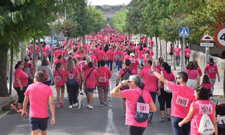 Las calles de la ciudad se tiñeron de rosa, con la celebración ayer de la multitudinaria VIII Marcha Contra el Cáncer. Reunió no solo a vecinos de Trujillo, sino también de diferentes poblaciones de la comarca e incluso, de otras zonas de Extremadura. Al final, se vendieron 3.132 dorsales, una cifra muy parecida a la del año pasado, a un precio de 5 euros. Junto a esos dorsales, se entregaron las camisetas rosas identificativas.