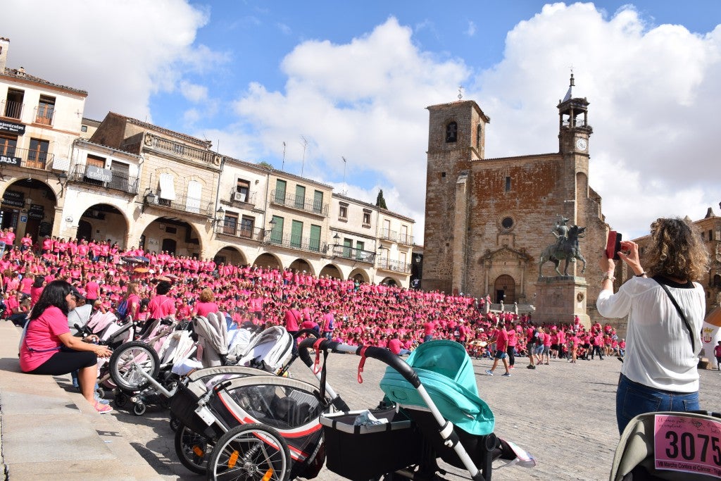 Las calles de la ciudad se tiñeron de rosa, con la celebración ayer de la multitudinaria VIII Marcha Contra el Cáncer. Reunió no solo a vecinos de Trujillo, sino también de diferentes poblaciones de la comarca e incluso, de otras zonas de Extremadura. Al final, se vendieron 3.132 dorsales, una cifra muy parecida a la del año pasado, a un precio de 5 euros. Junto a esos dorsales, se entregaron las camisetas rosas identificativas.