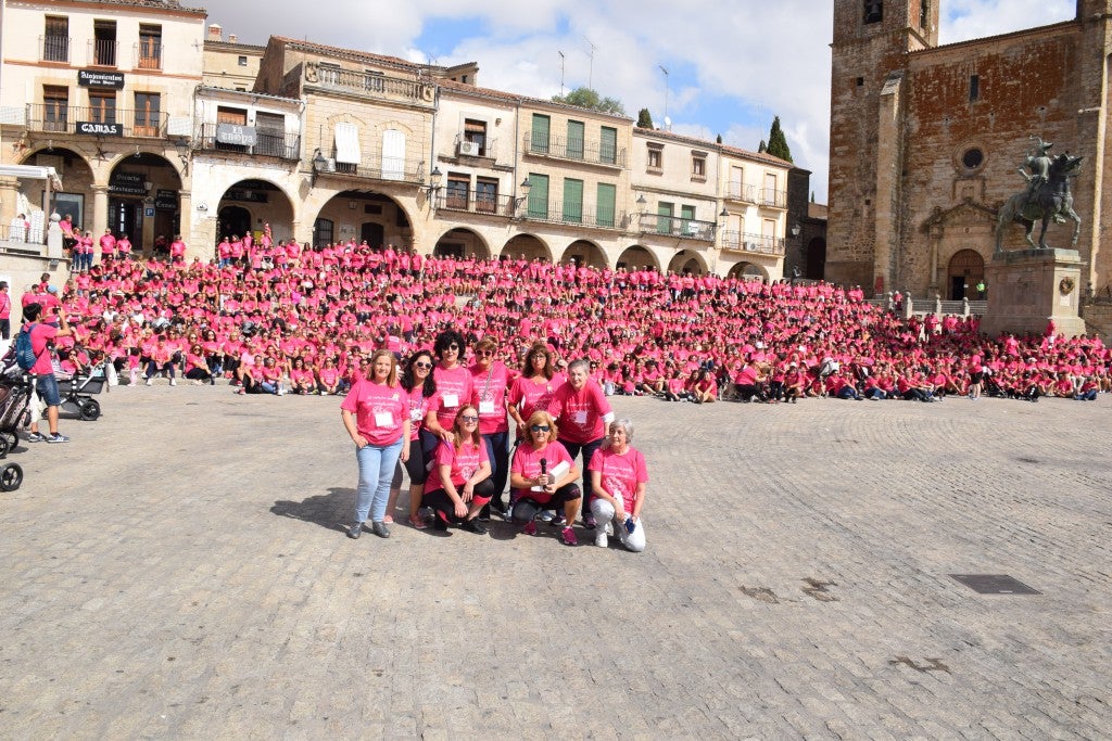 Las calles de la ciudad se tiñeron de rosa, con la celebración ayer de la multitudinaria VIII Marcha Contra el Cáncer. Reunió no solo a vecinos de Trujillo, sino también de diferentes poblaciones de la comarca e incluso, de otras zonas de Extremadura. Al final, se vendieron 3.132 dorsales, una cifra muy parecida a la del año pasado, a un precio de 5 euros. Junto a esos dorsales, se entregaron las camisetas rosas identificativas.