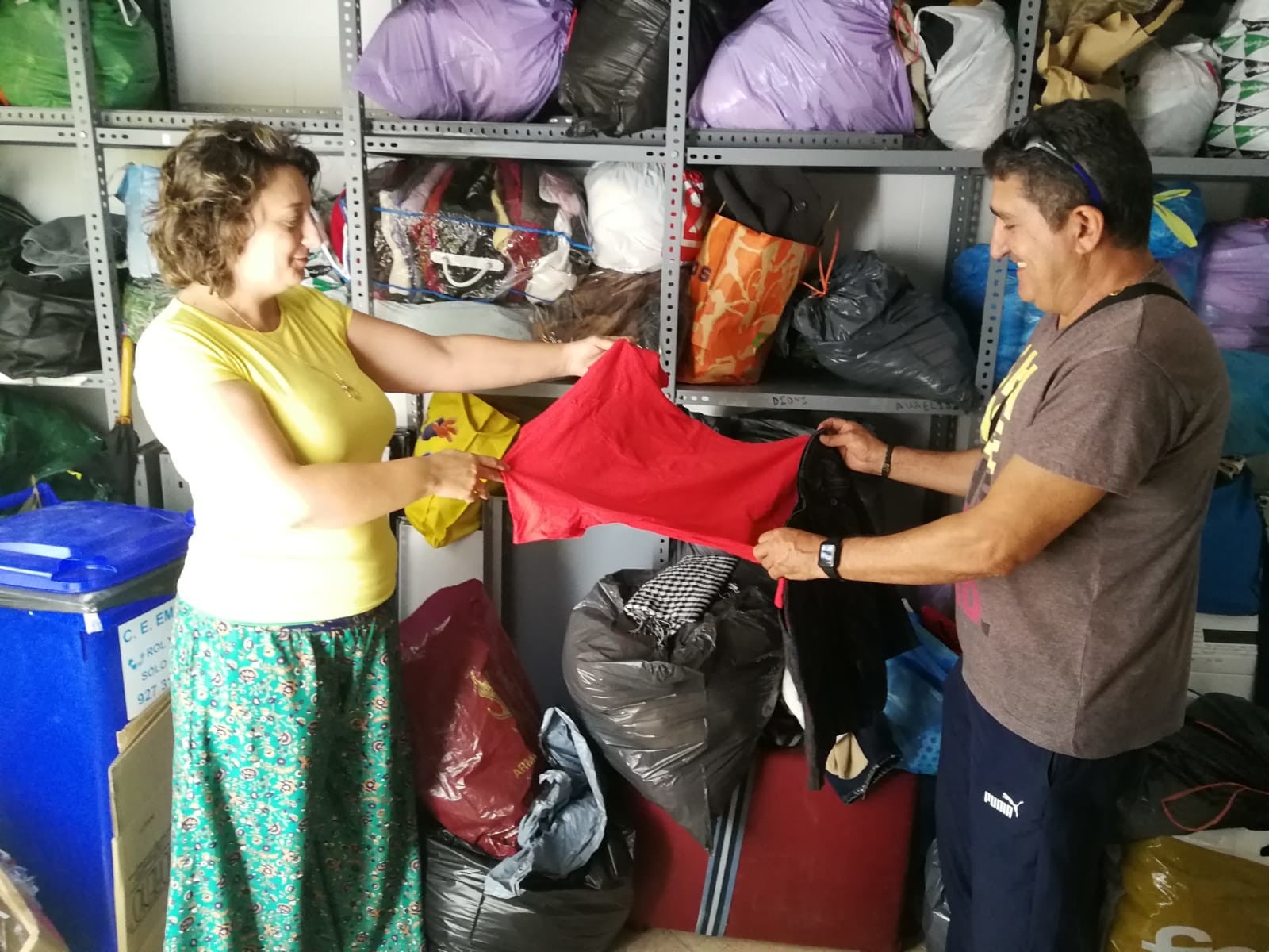 La presidenta, junto a un integrantes de la asociación, con la clasificación de ropa 