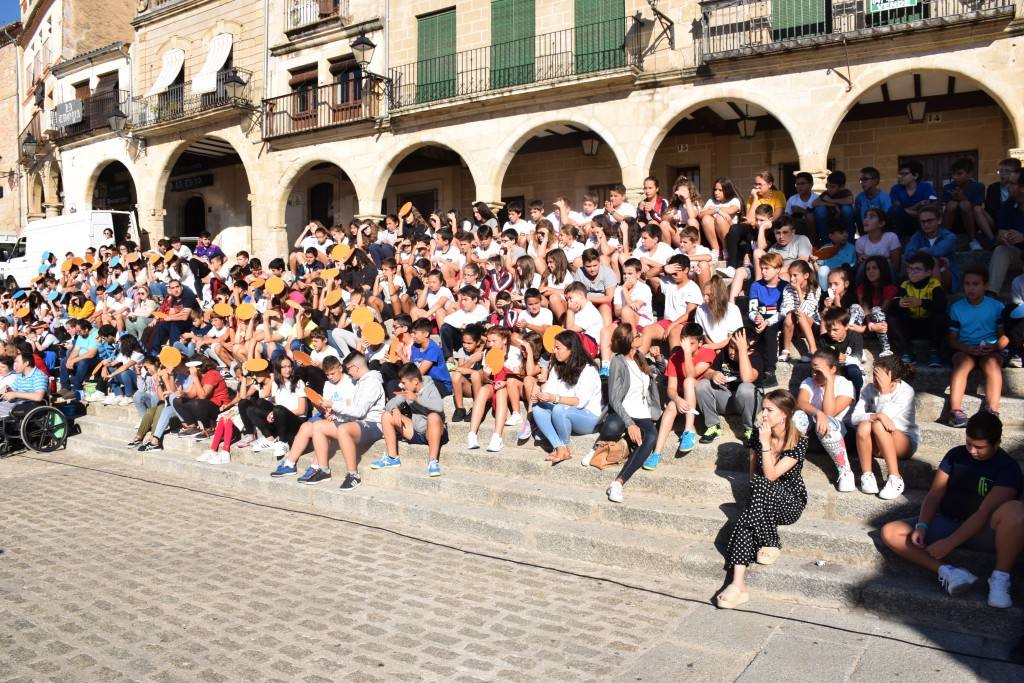 El centro de Trujillo de Aspace Cáceres no ha querido pasar por alto el Día Mundial de la Parálisis Cerebral, que se conmemora el 6 de octubre. Por ello, llevó a cabo ayer una actividad lúdica, reivindicativa y de sensibilización en la plaza Mayor, englobada en la campaña 'Dale la vuela', de la Confederación Aspace