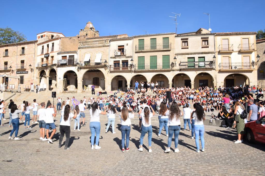 El centro de Trujillo de Aspace Cáceres no ha querido pasar por alto el Día Mundial de la Parálisis Cerebral, que se conmemora el 6 de octubre. Por ello, llevó a cabo ayer una actividad lúdica, reivindicativa y de sensibilización en la plaza Mayor, englobada en la campaña 'Dale la vuela', de la Confederación Aspace