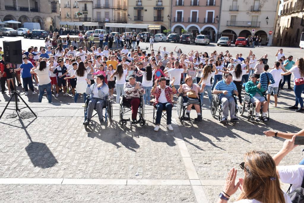 El centro de Trujillo de Aspace Cáceres no ha querido pasar por alto el Día Mundial de la Parálisis Cerebral, que se conmemora el 6 de octubre. Por ello, llevó a cabo ayer una actividad lúdica, reivindicativa y de sensibilización en la plaza Mayor, englobada en la campaña 'Dale la vuela', de la Confederación Aspace