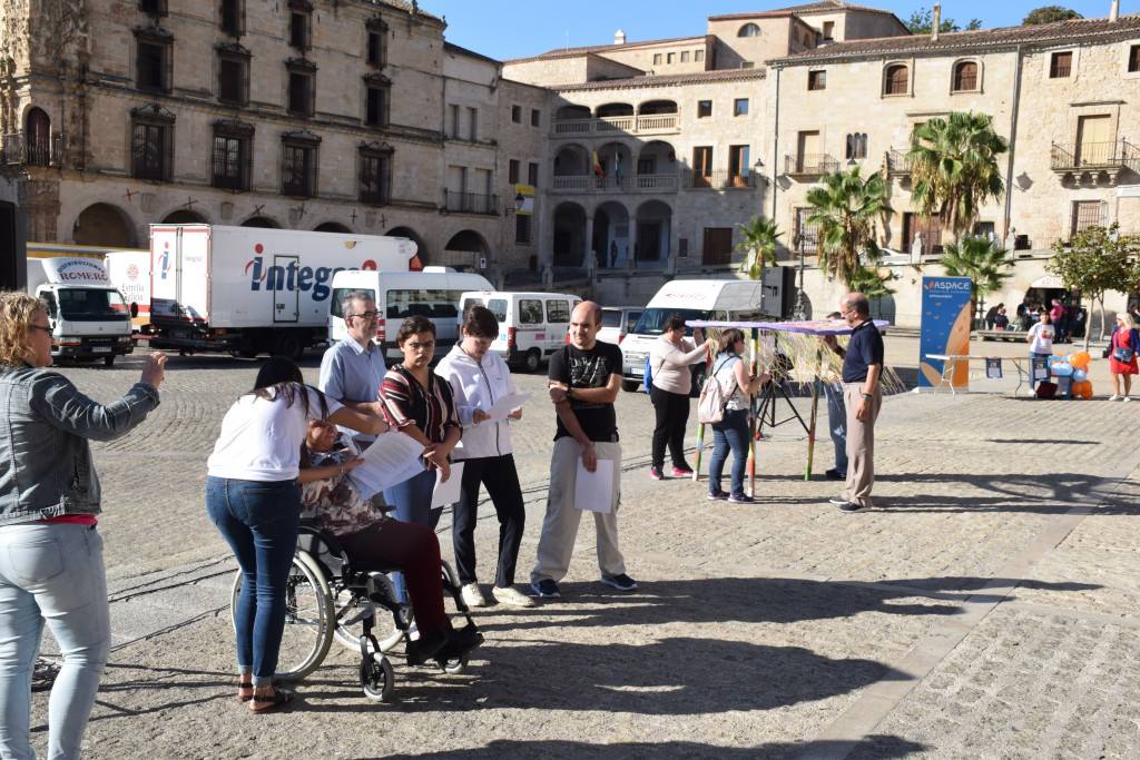 El centro de Trujillo de Aspace Cáceres no ha querido pasar por alto el Día Mundial de la Parálisis Cerebral, que se conmemora el 6 de octubre. Por ello, llevó a cabo ayer una actividad lúdica, reivindicativa y de sensibilización en la plaza Mayor, englobada en la campaña 'Dale la vuela', de la Confederación Aspace