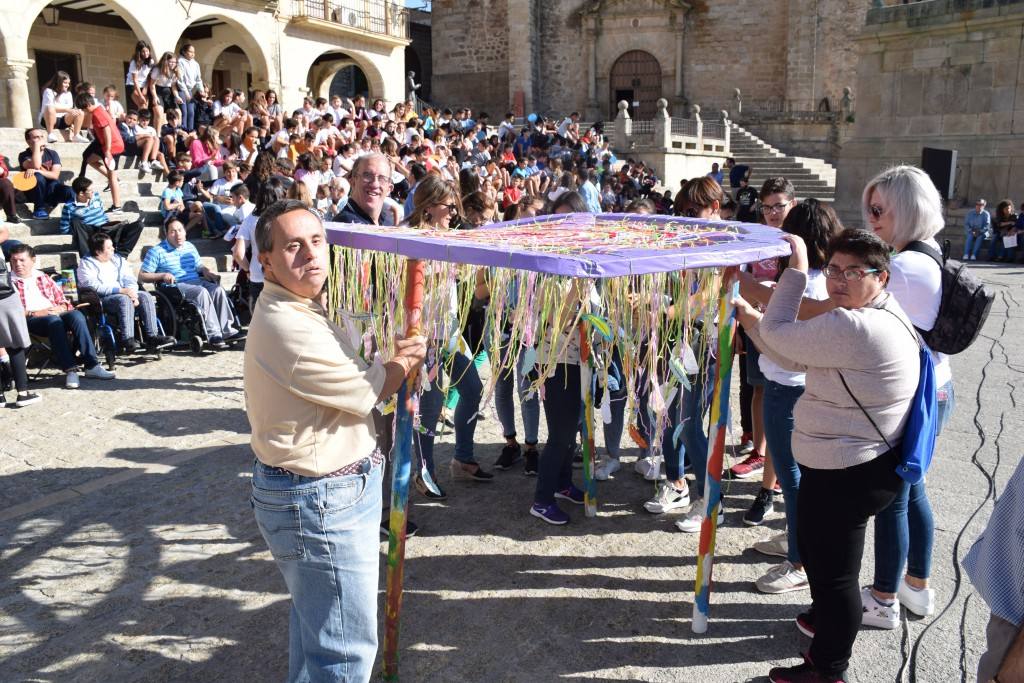 El centro de Trujillo de Aspace Cáceres no ha querido pasar por alto el Día Mundial de la Parálisis Cerebral, que se conmemora el 6 de octubre. Por ello, llevó a cabo ayer una actividad lúdica, reivindicativa y de sensibilización en la plaza Mayor, englobada en la campaña 'Dale la vuela', de la Confederación Aspace