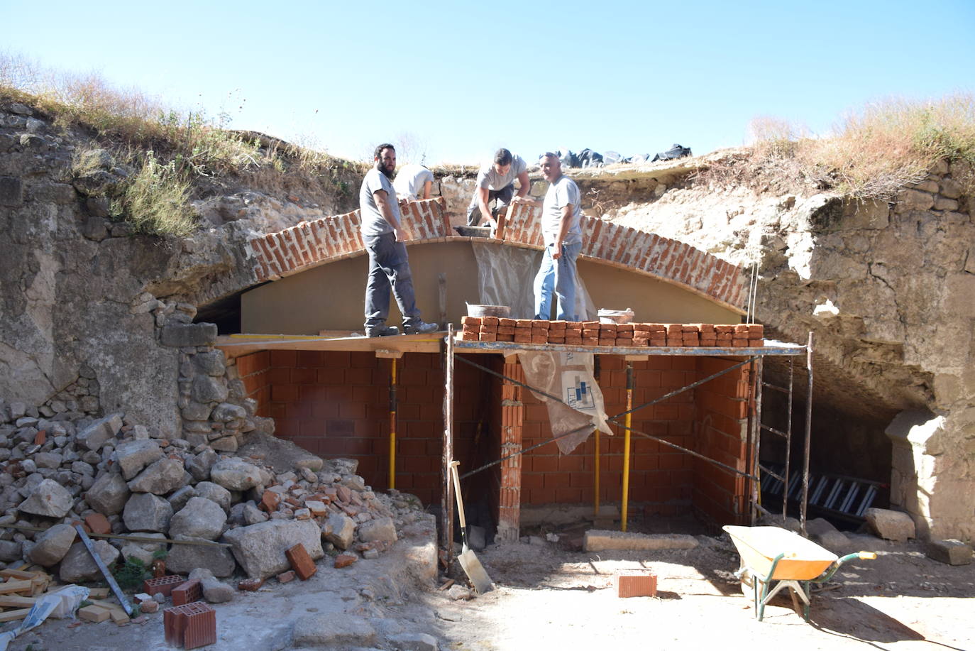 La escuela profesional reconstruye una bóveda del siglo XVI en el baluarte del castillo