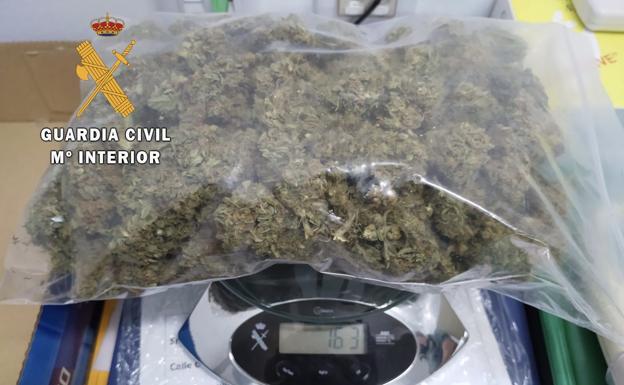 Cogollos de marihuana intervenidos en un vehículo que circulaba por la A-5 