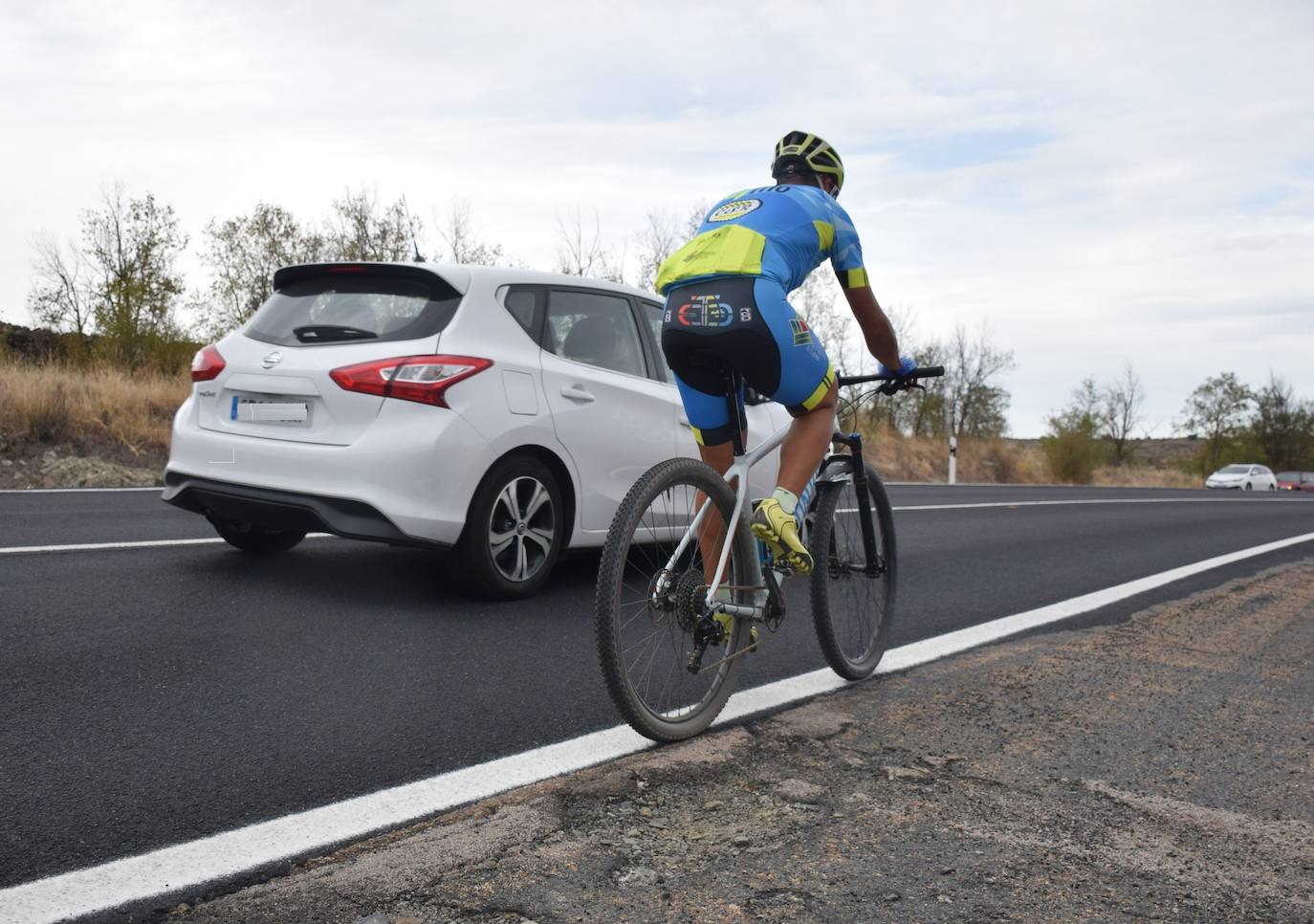 Una de las zonas peligrosas por los numerosos baches de la vía 
