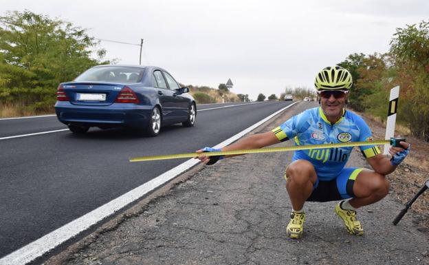 Juan Andrés Sánchez muestra que el arcén mide más de 1,5 metros. 