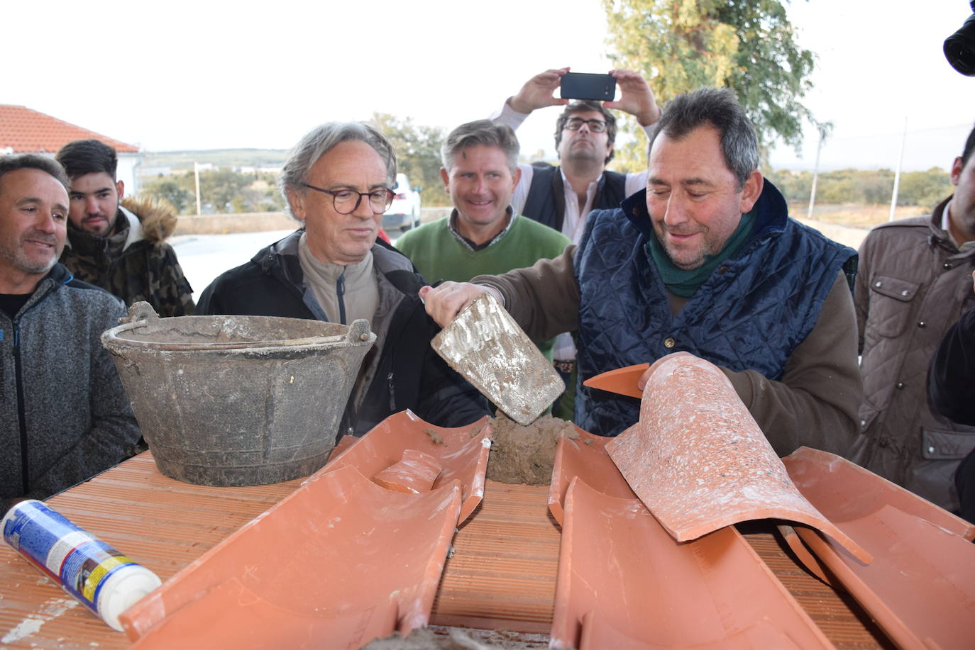 Participantes llevan a cabo la colocación de las tejas de forma adecuada para favorecer a los primilla 