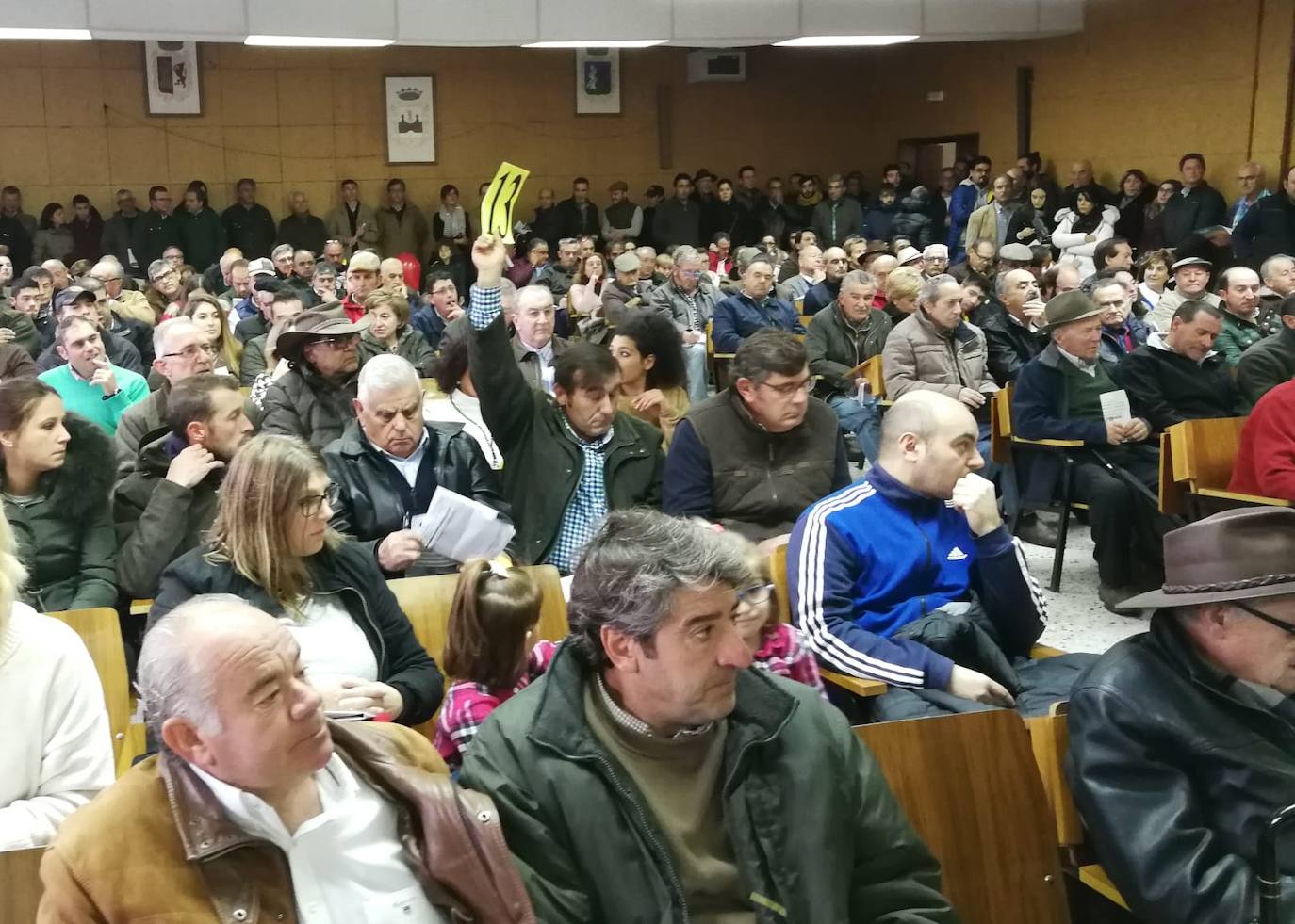 Asisentes al certamen de vacuno, con el salón lleno 