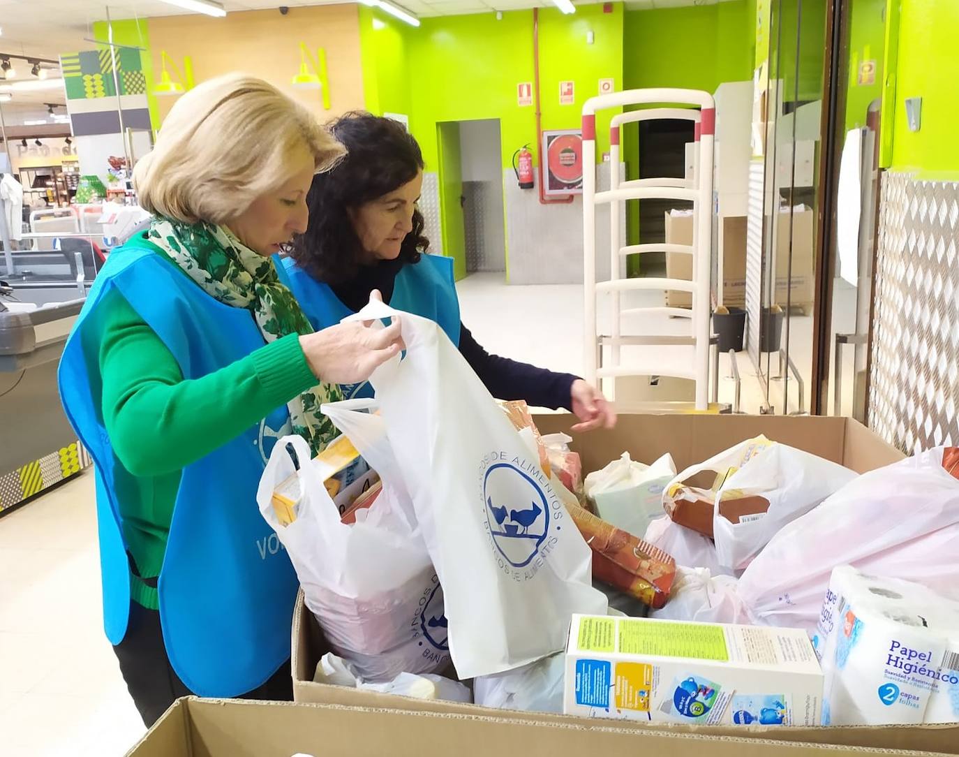 Voluntarias con la recogida de alimentos 