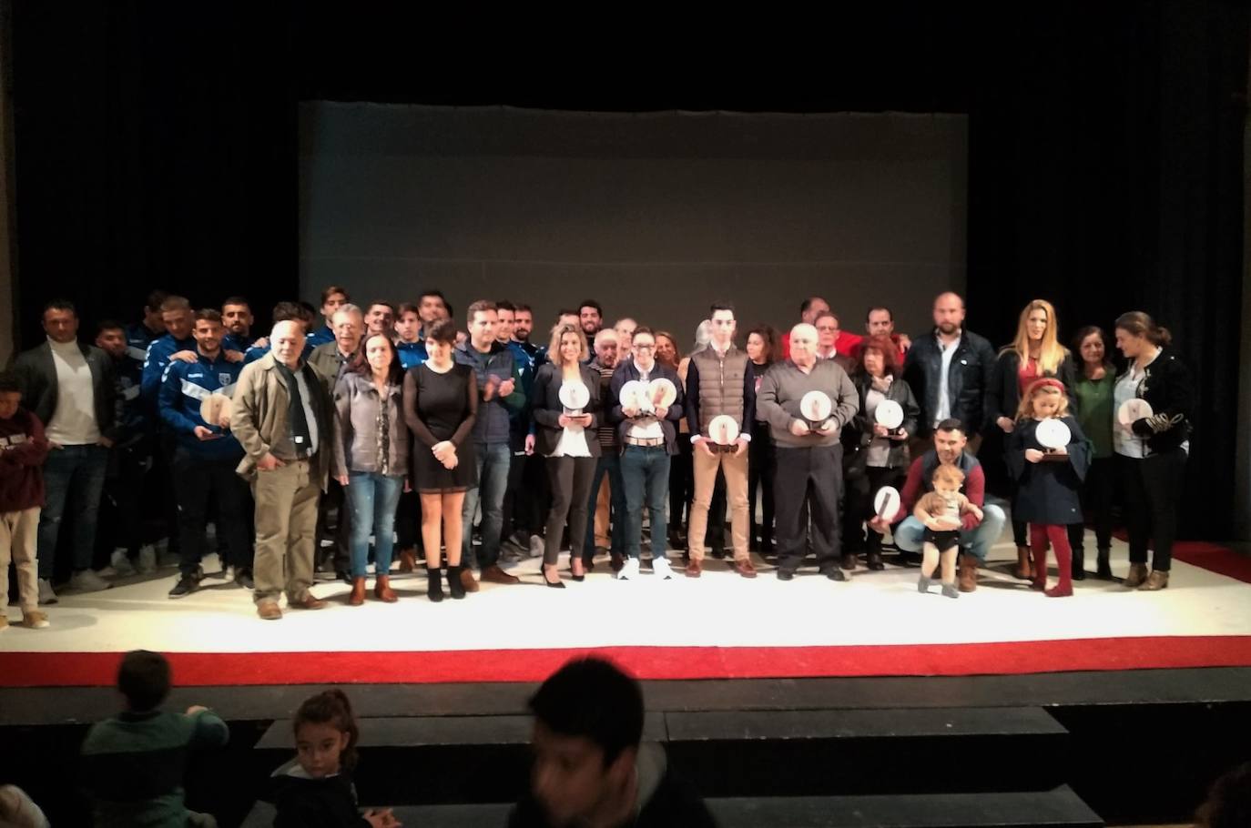 Foto familia de los premiados junto a autoridades municipales