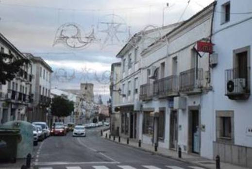 La lluminación instalada en una de las calles principales de la ciudad 