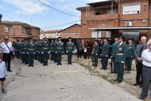 El actual cuartel, con los agentes en la fiesta del 12 de octubre 