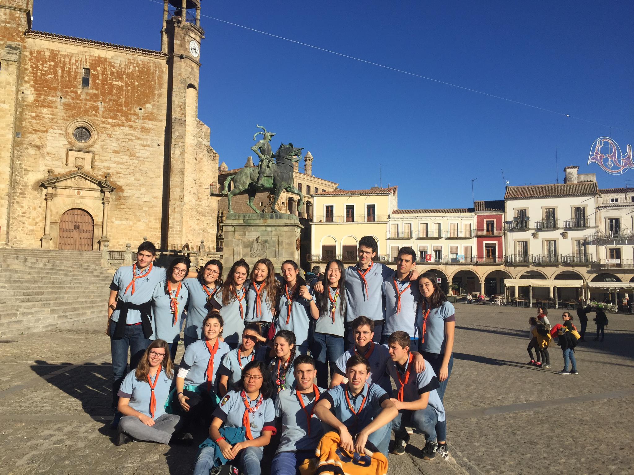 Grupo de jóvenes en la plaza Mayor ,antes de se marcha de Trujillo, 