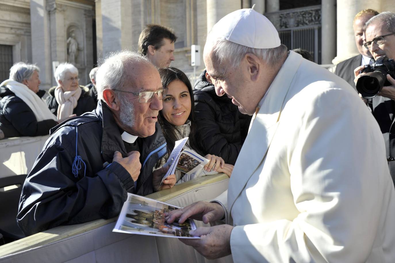 El párroco José Blanco, hablando con el Papa 