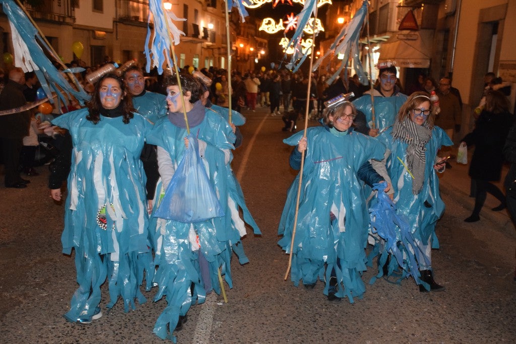 Participantes en la carroza de la Asociación de Empresarios de Trujillo 