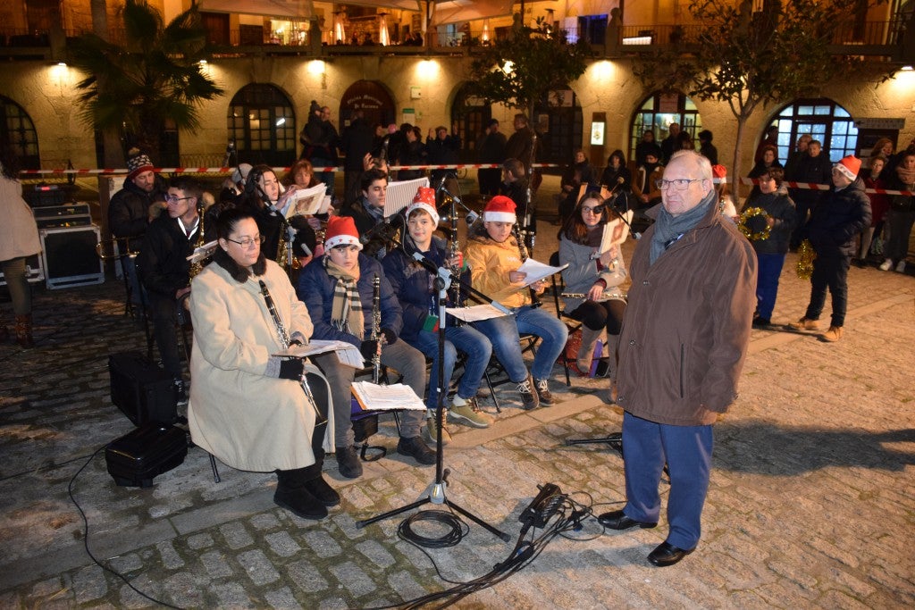 Participantes en la carroza de la Asociación de Empresarios de Trujillo 