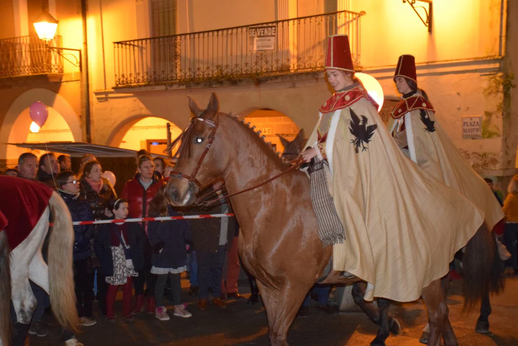 Participantes en la carroza de la Asociación de Empresarios de Trujillo 