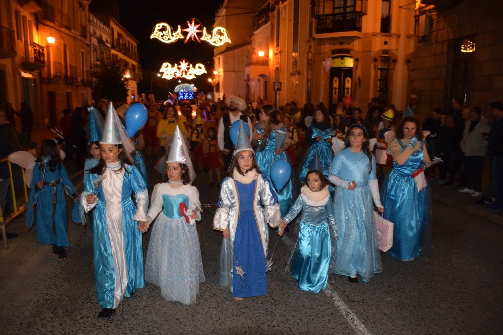 Participantes en la carroza de la Asociación de Empresarios de Trujillo 
