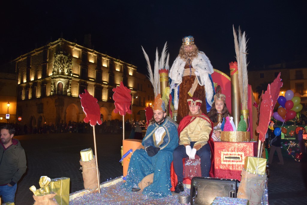 Participantes en la carroza de la Asociación de Empresarios de Trujillo 