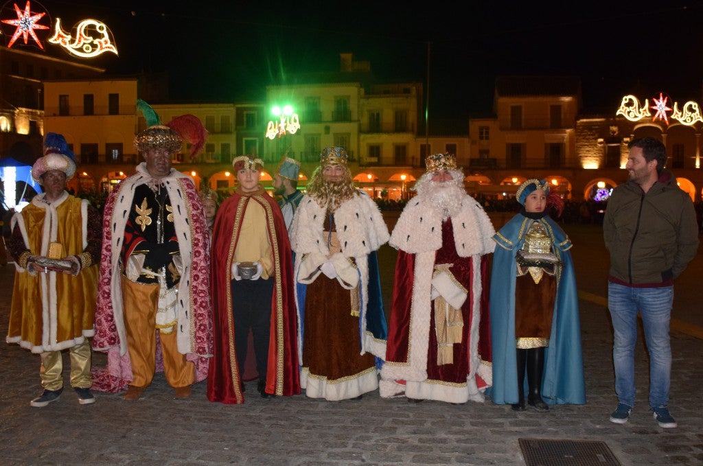 Participantes en la carroza de la Asociación de Empresarios de Trujillo 