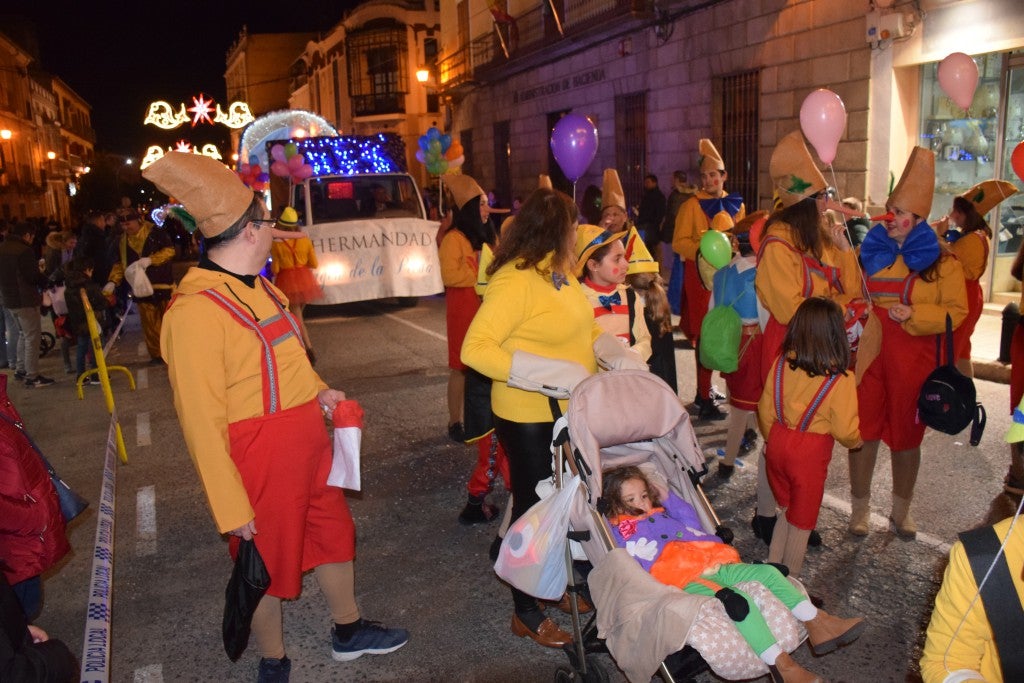 Participantes en la carroza de la Asociación de Empresarios de Trujillo 