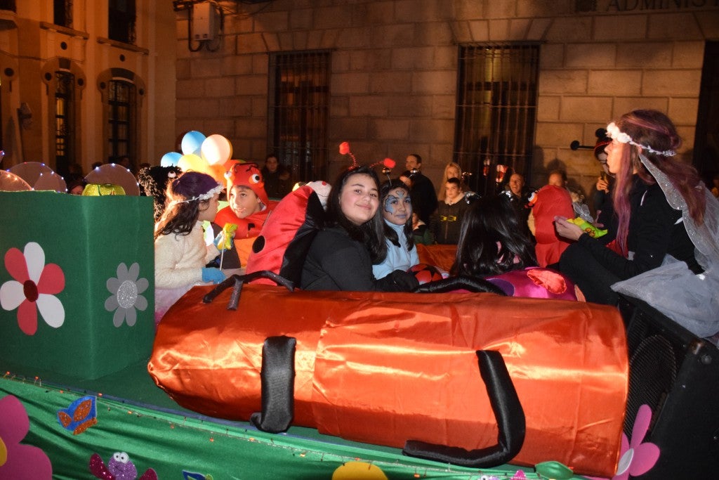 Participantes en la carroza de la Asociación de Empresarios de Trujillo 