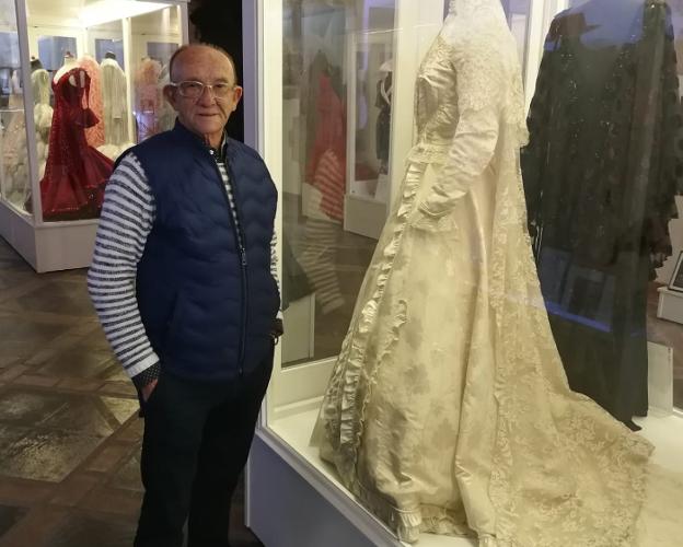 Enrique Elías, en el museo del traje, con uno de sus trajes.