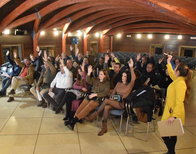 Participantes en la asamblea dando su apoyo al plan estratégico. JSP