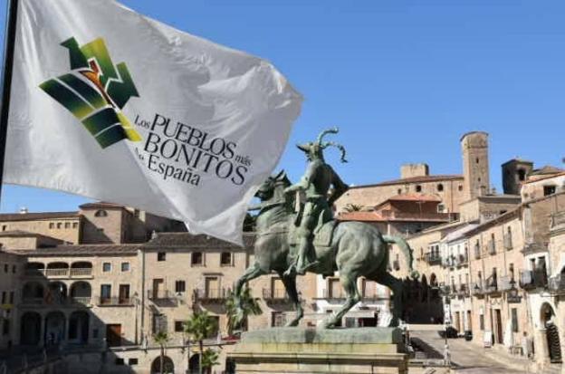 La bandera de los puebos mas bonitos de España ondeó en la plaza Mayor 