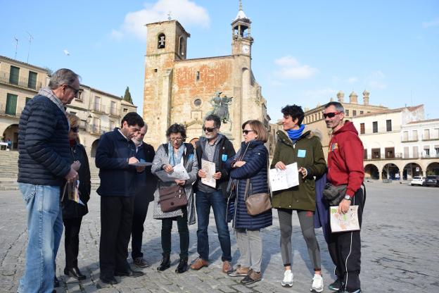 Un grupo de turistas en la Plaza Mayor de Trujillo 