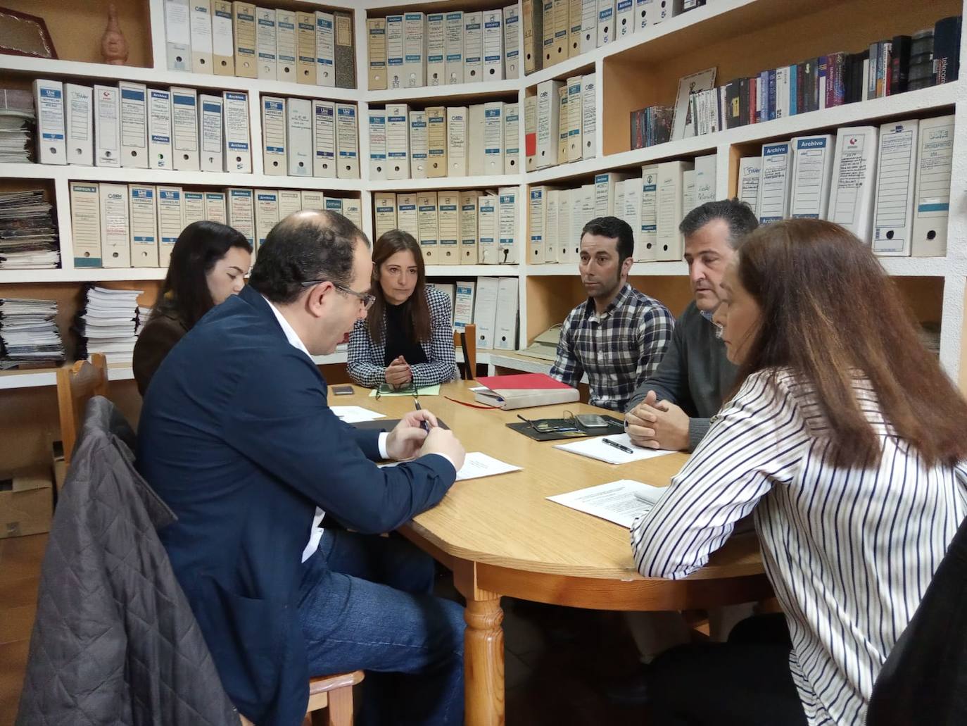 Dirigentes de la asociación empresarial, junto con la concejala, en el encuentro ayer 
