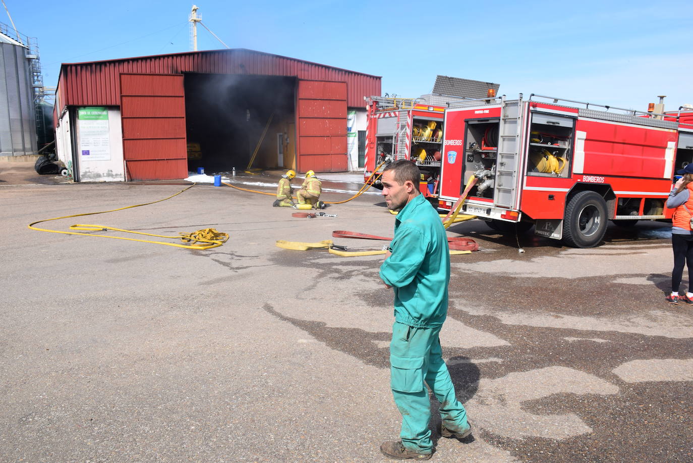 Imagen principal - Sale ardiendo una nave de Copreca provocando diversos daños materiales