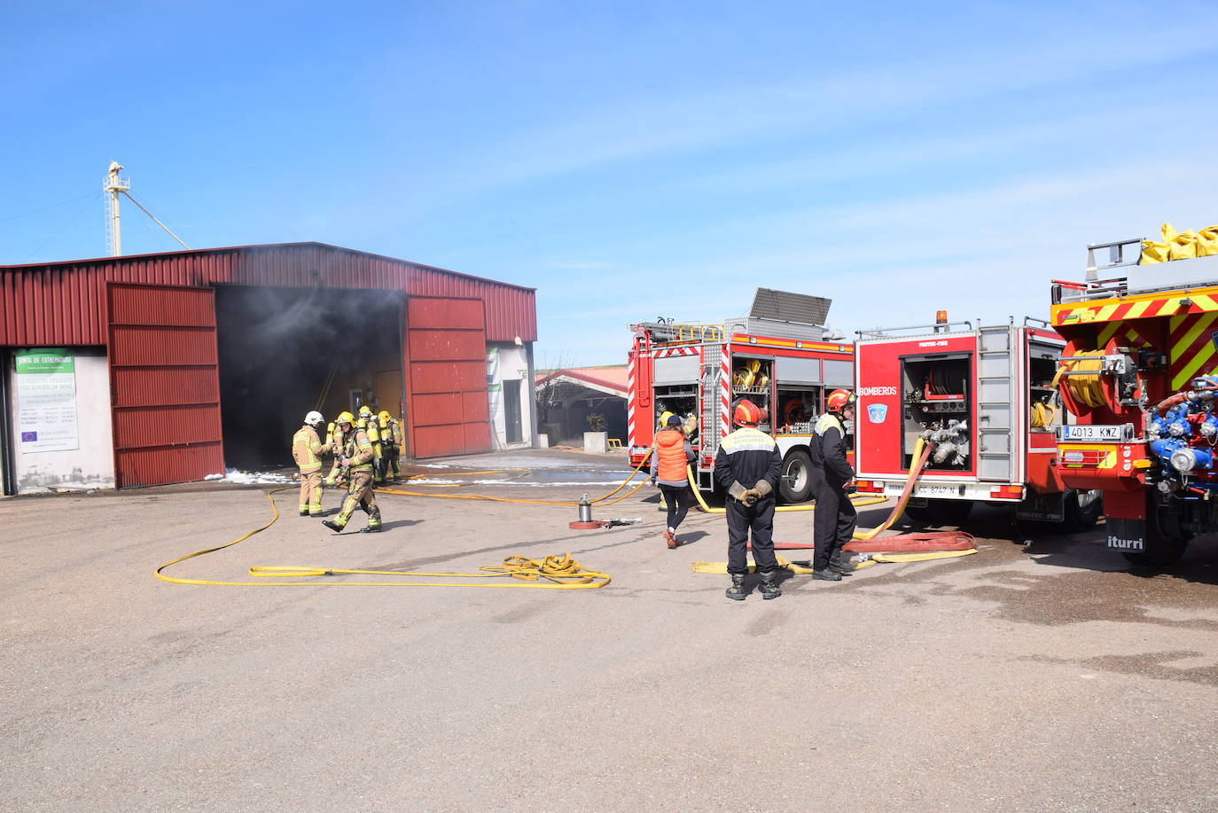 Imagen secundaria 1 - Sale ardiendo una nave de Copreca provocando diversos daños materiales