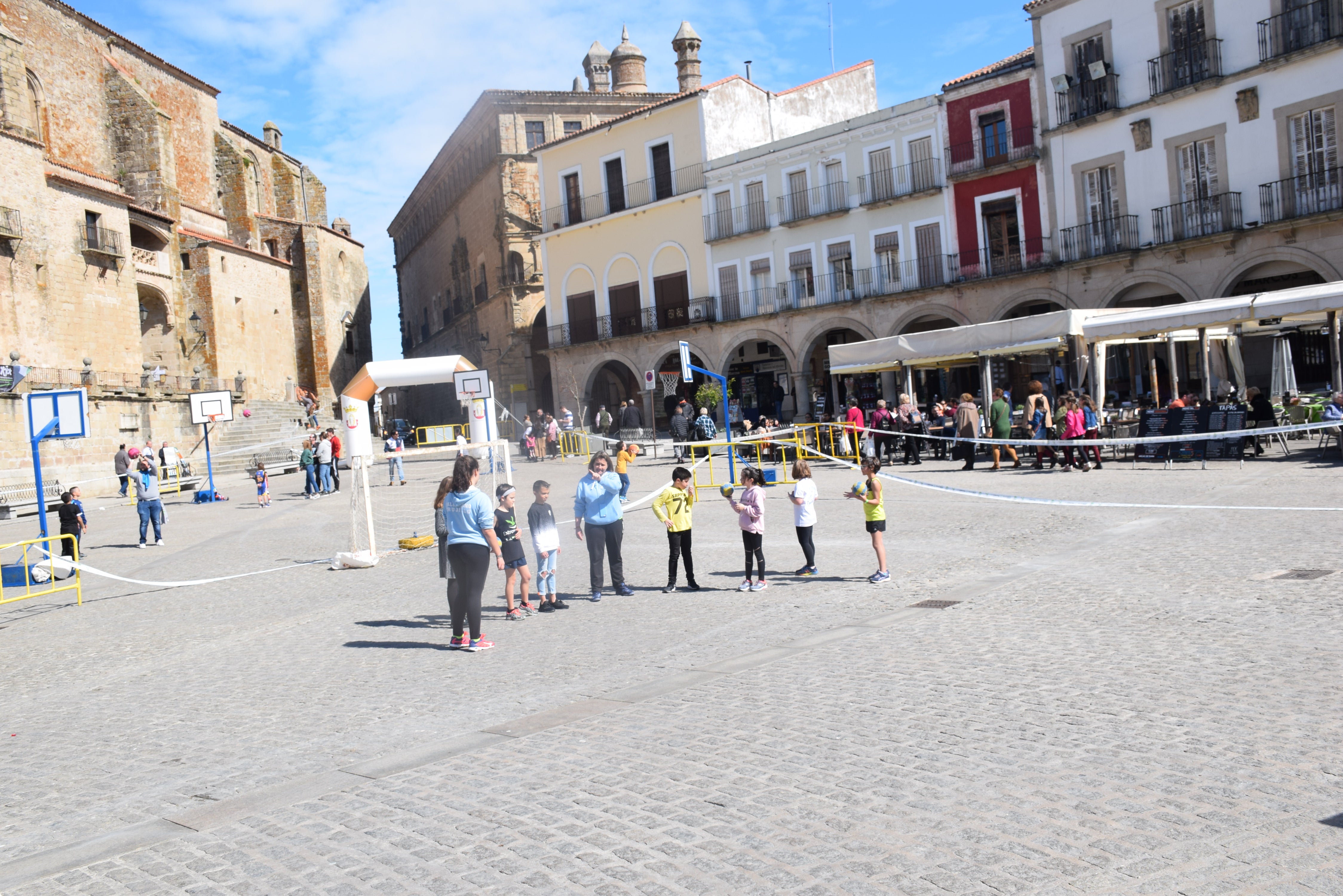 Fotos: La plaza Mayor acoge el programa 'Deporte y mujer'