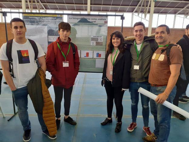 Los estudiantes que han elaborado el trabajo junto con el doocente 