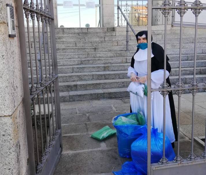 Una de las religiosas recoge el material donado por el grupo de voluntarias de Huertas de Ánimas 