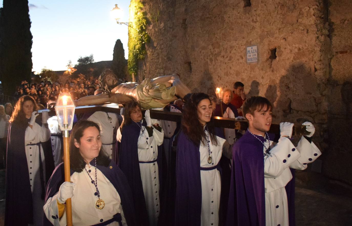 El Cristo de la Fe portado por cofrades en uno de los tramos del recorrido 