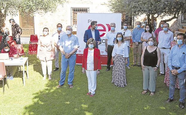 Rosario Cordero con miembros de su equipo y de colectivos.