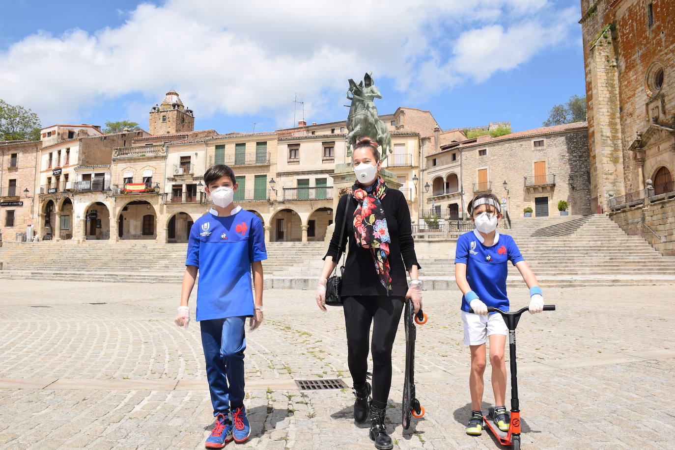 Una de las familias en la plaza Mayor 