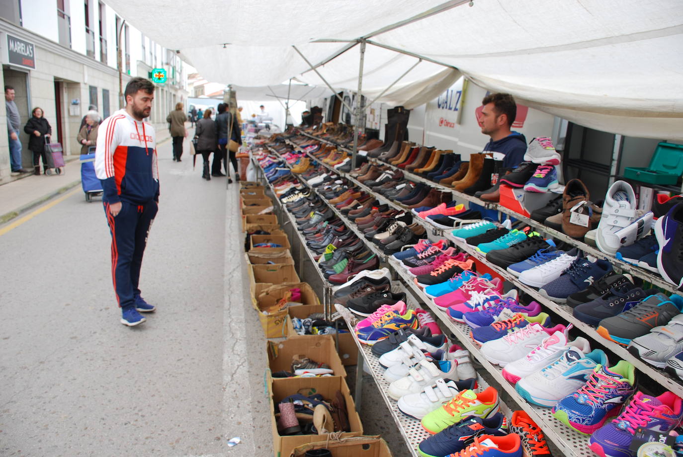 Uno de los tenderos participante en el mercadillo. 