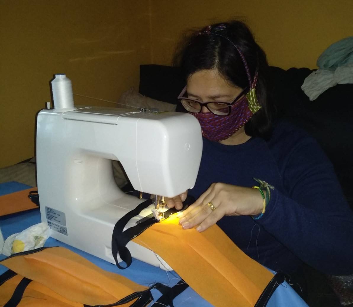 Nuria Melo, en plena elaboración de una mascarilla. 