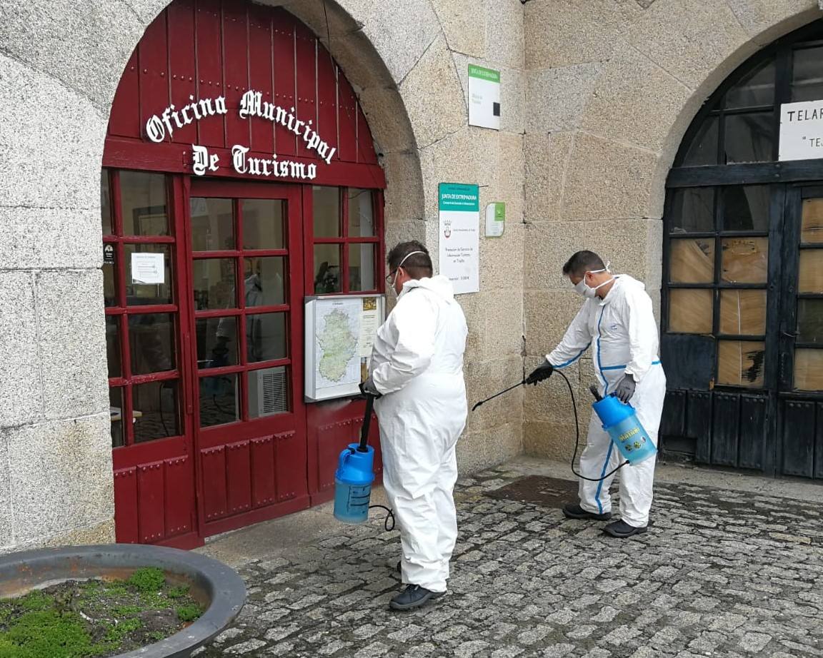 Personal desinfectando la zona de la oficina de turismo. 