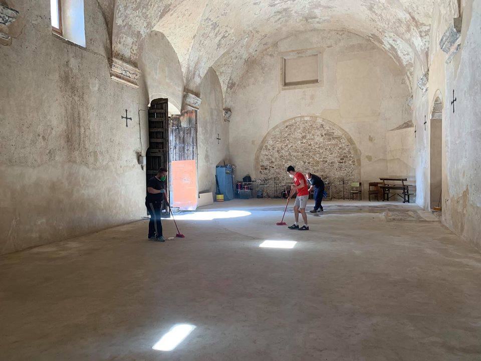 Limpieza de la iglesia de Jesús, ayer 