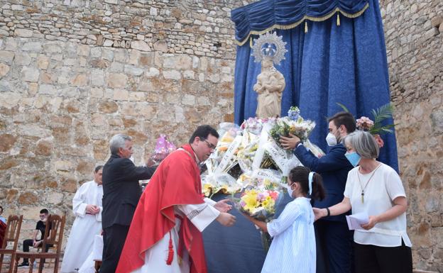 Un momento del acto con la ofrenda de las flores a la Virgen