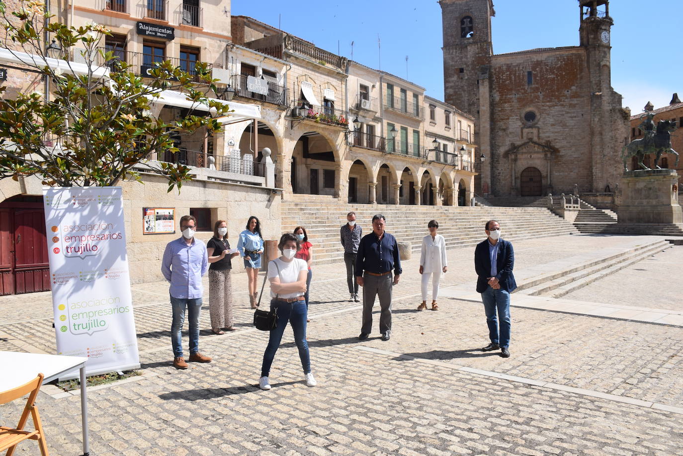 Integrantes de la Asociación de Empresarios y del Ayuntamiento en la plaza Mayor 