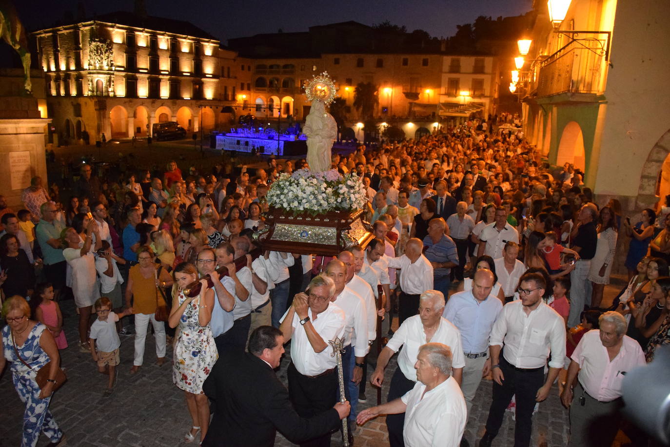 Un momento de la bajada de la Virgen de la Victoria desde el castillo a la iglesia de San Martín 